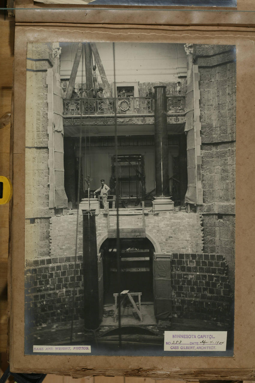 Setting column in Capitol rotunda, April 4, 1904