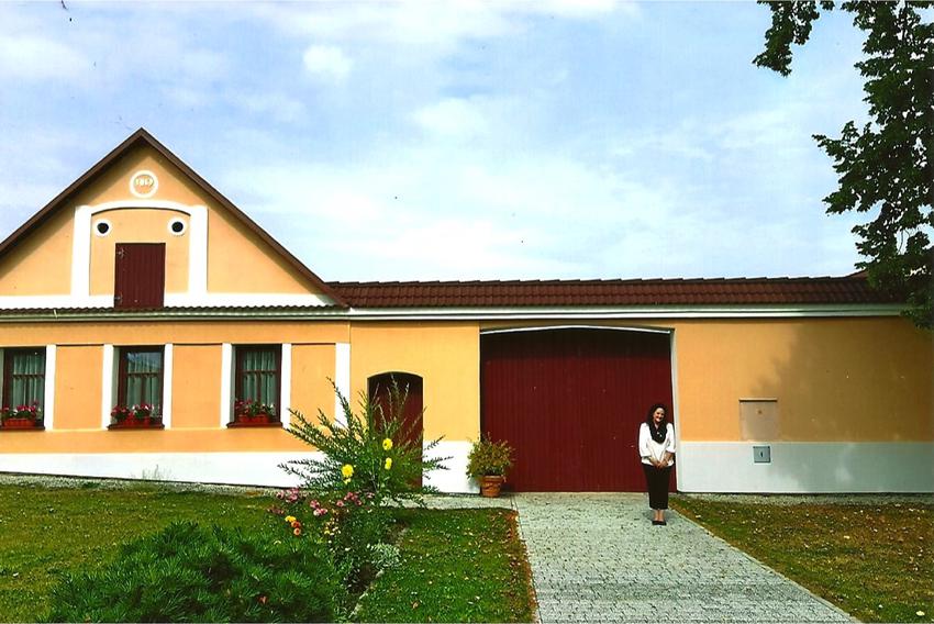 Julie Kierstine by Rachač home in Mažice